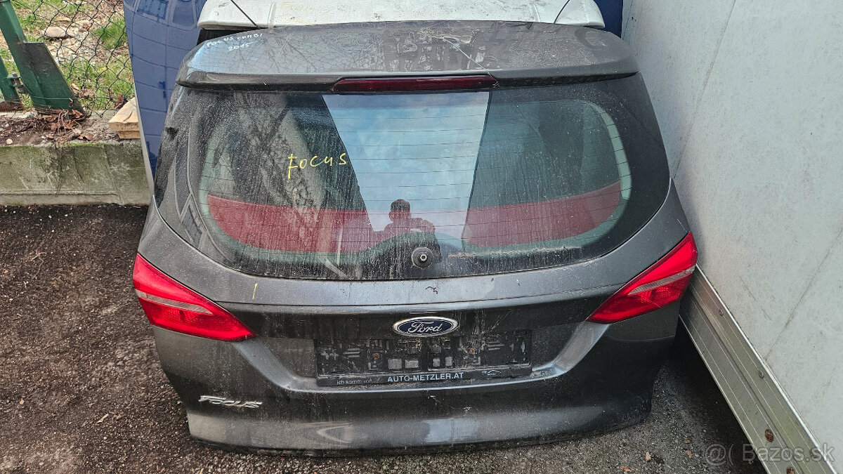 Ford Focus 2015 zadna kapota