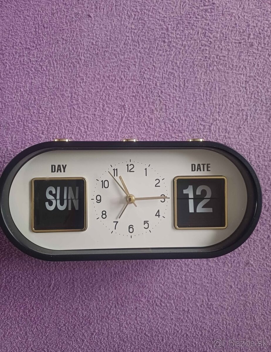 Hodiny s kalendárom a budíkom