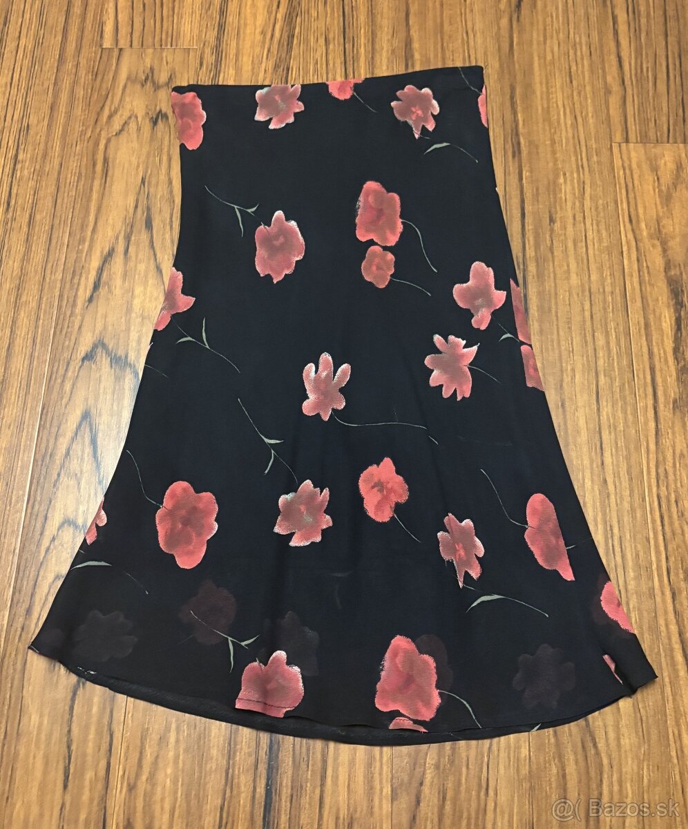 Čierna sukňa s červenými kvetmi, S