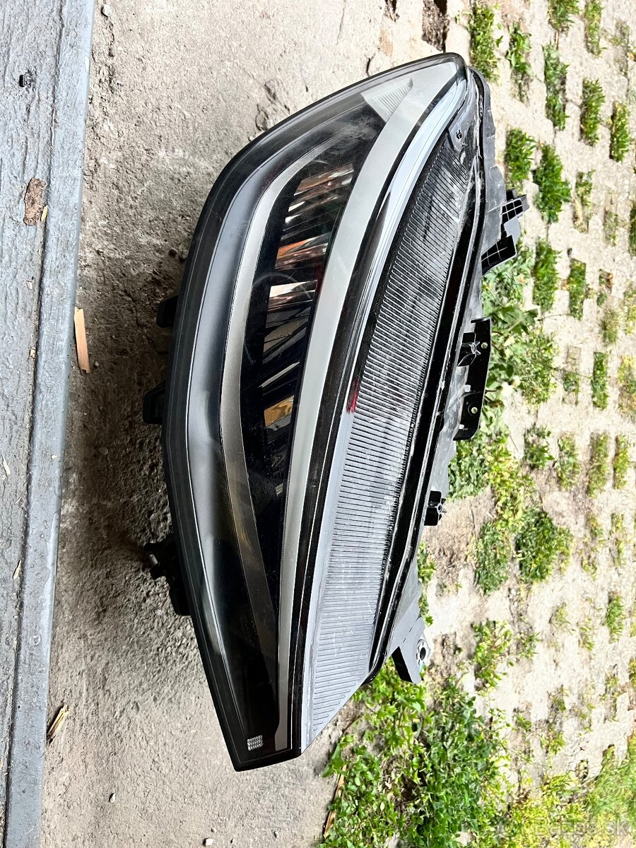 VW ID4 predný svetlomet