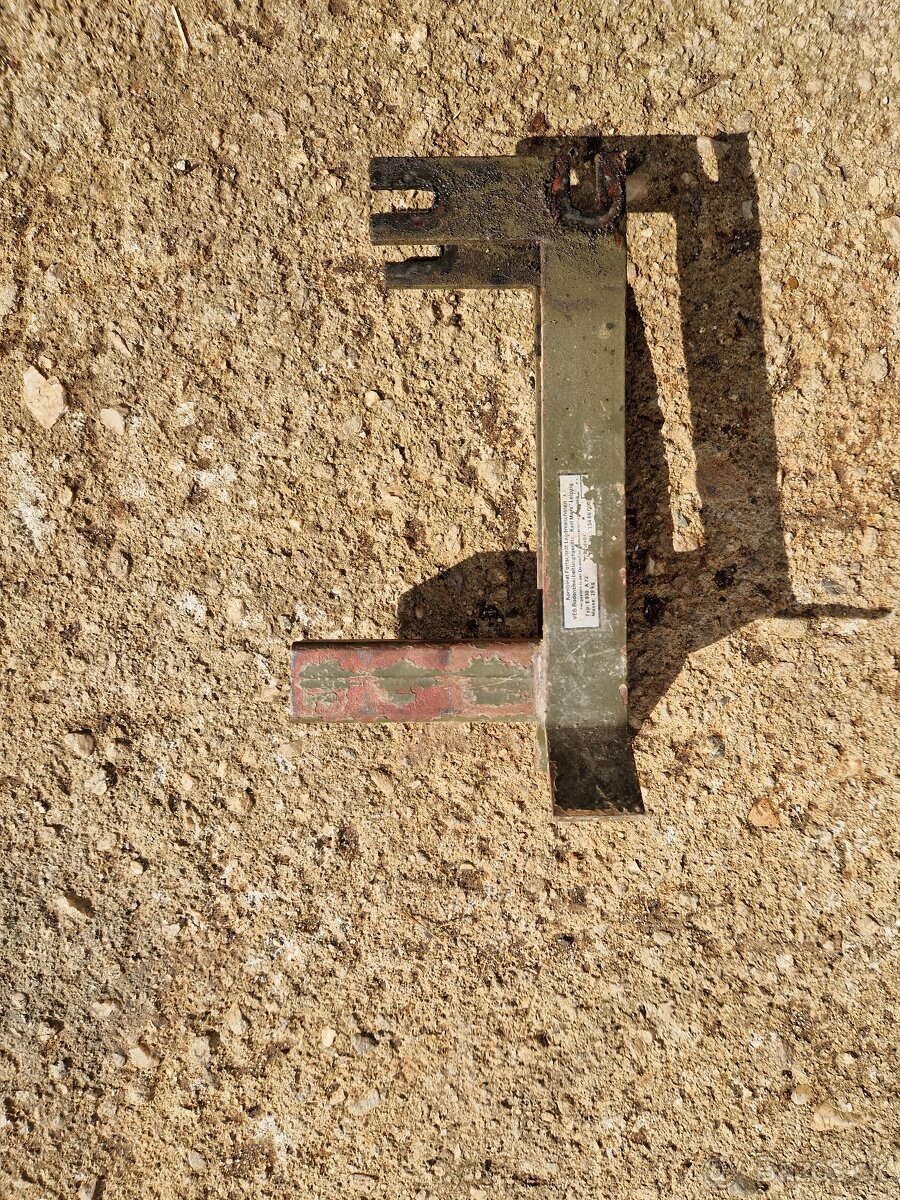 Držiak na závažie k malotraktoru Fortschritt E930 E931