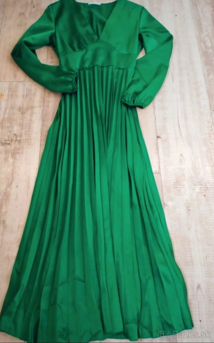 Zelené saténové šaty