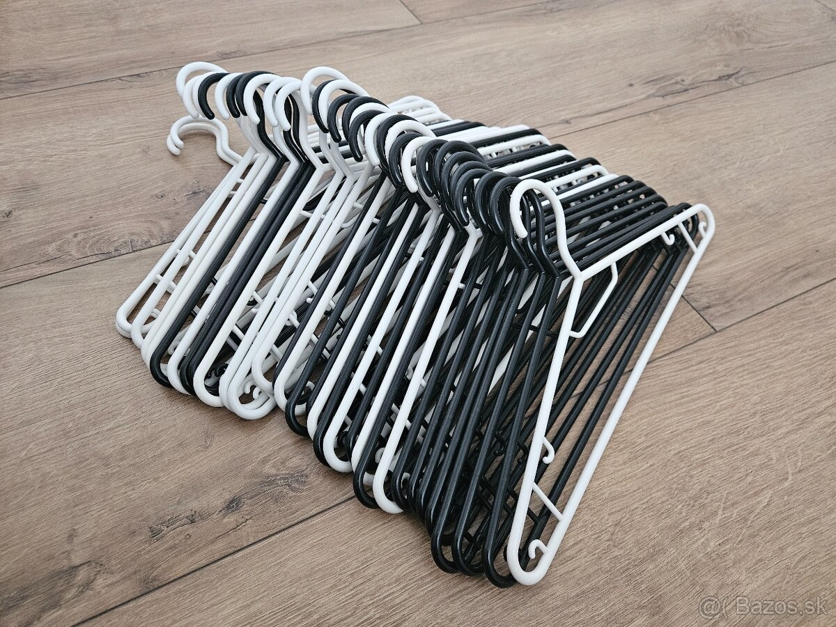 Plastove vesiaky na oblecenie 49ks