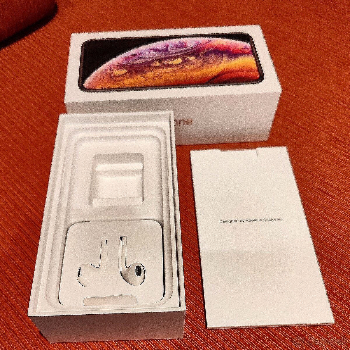 Ponúkam krabičku od iphone Xs -256GB a sluchatka.