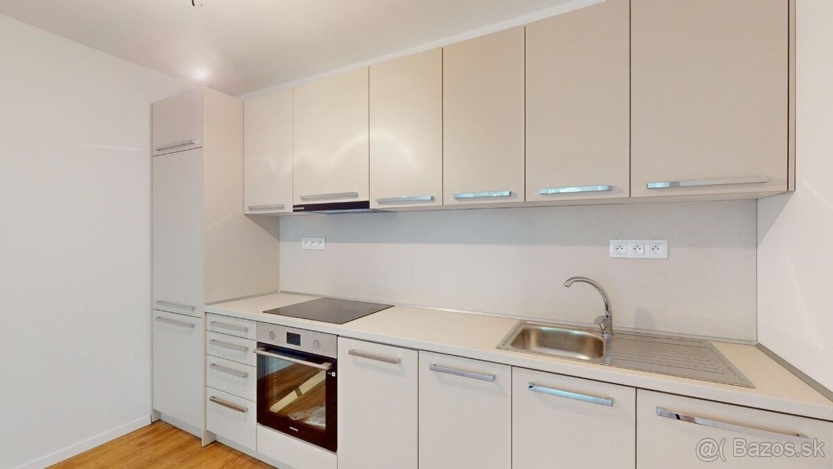 Priestranný 4 izbový byt s balkónom - Rezedová