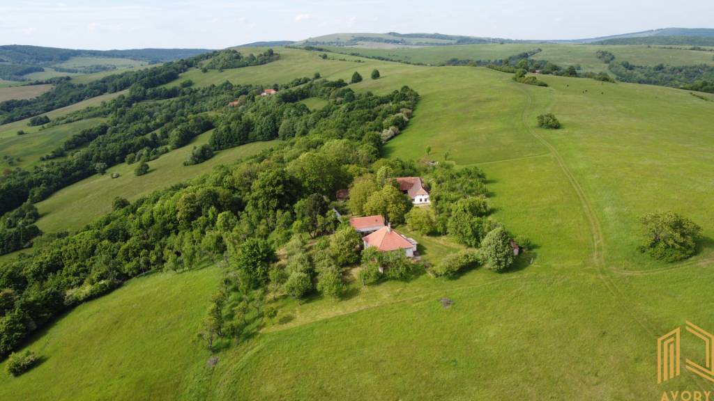 HOS. USADLOSŤ SAMOTA NA KOPCI, POZEMOK 4.930m2, SOBOTIŠTE