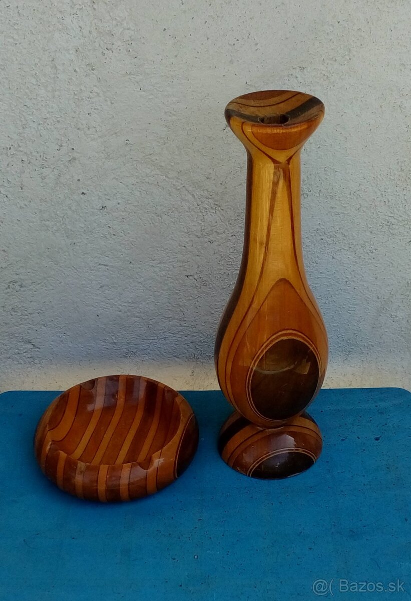 Vázy z dreva a keramiky.