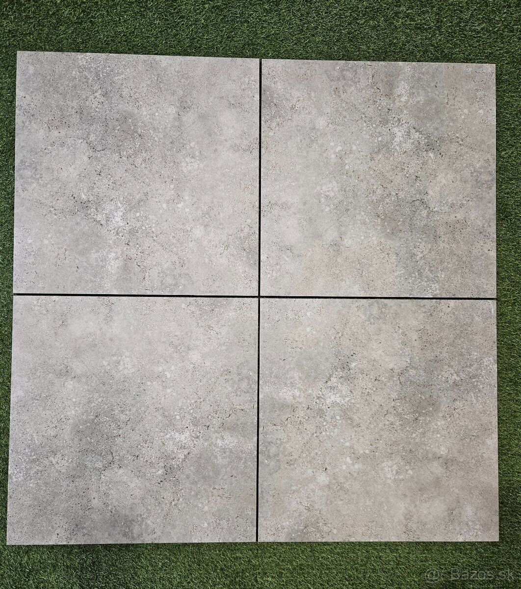 Dlažba aj na terče, 60x60x2 cm, inšpirovaná travertínom sivý
