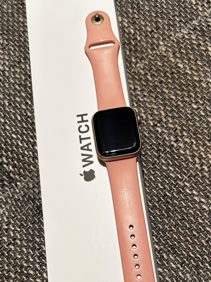 Predám Apple Watch SE (2022) – 40 mm