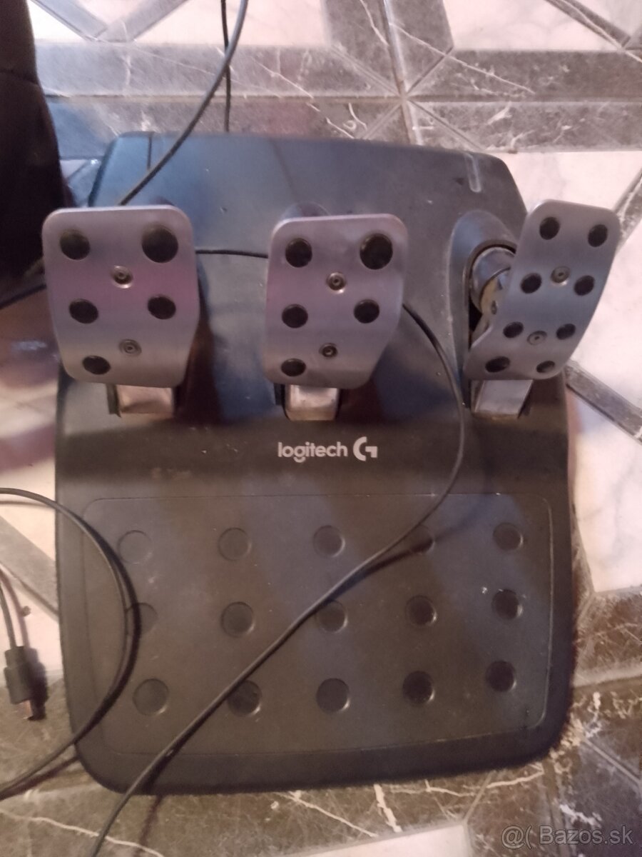 Predám volant plus pedále na Xbox