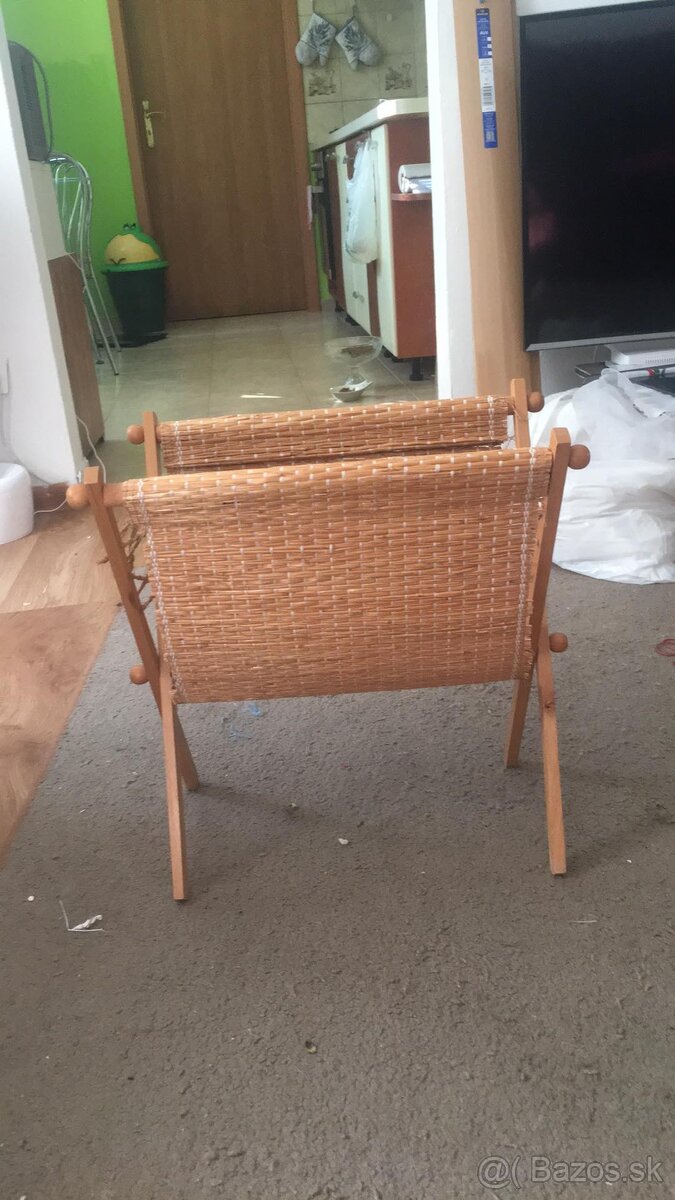 retro stojan na casopisy