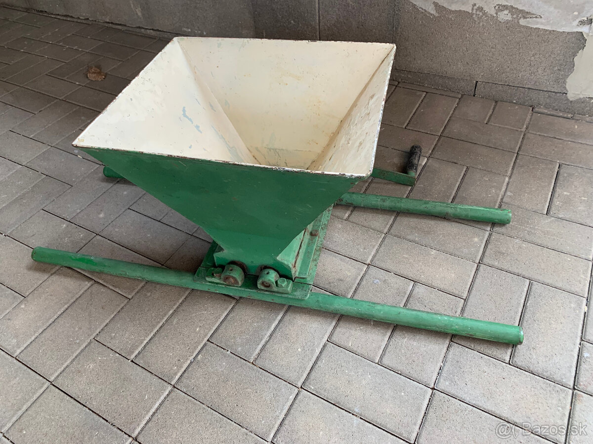 Mlynček na hrozno ručný