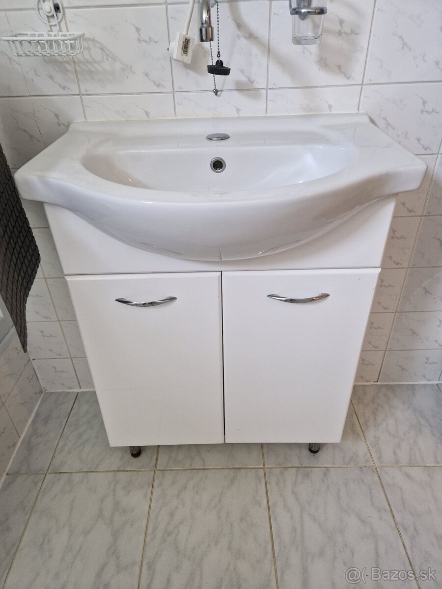 Kúpeľňové umývadlo LACNO