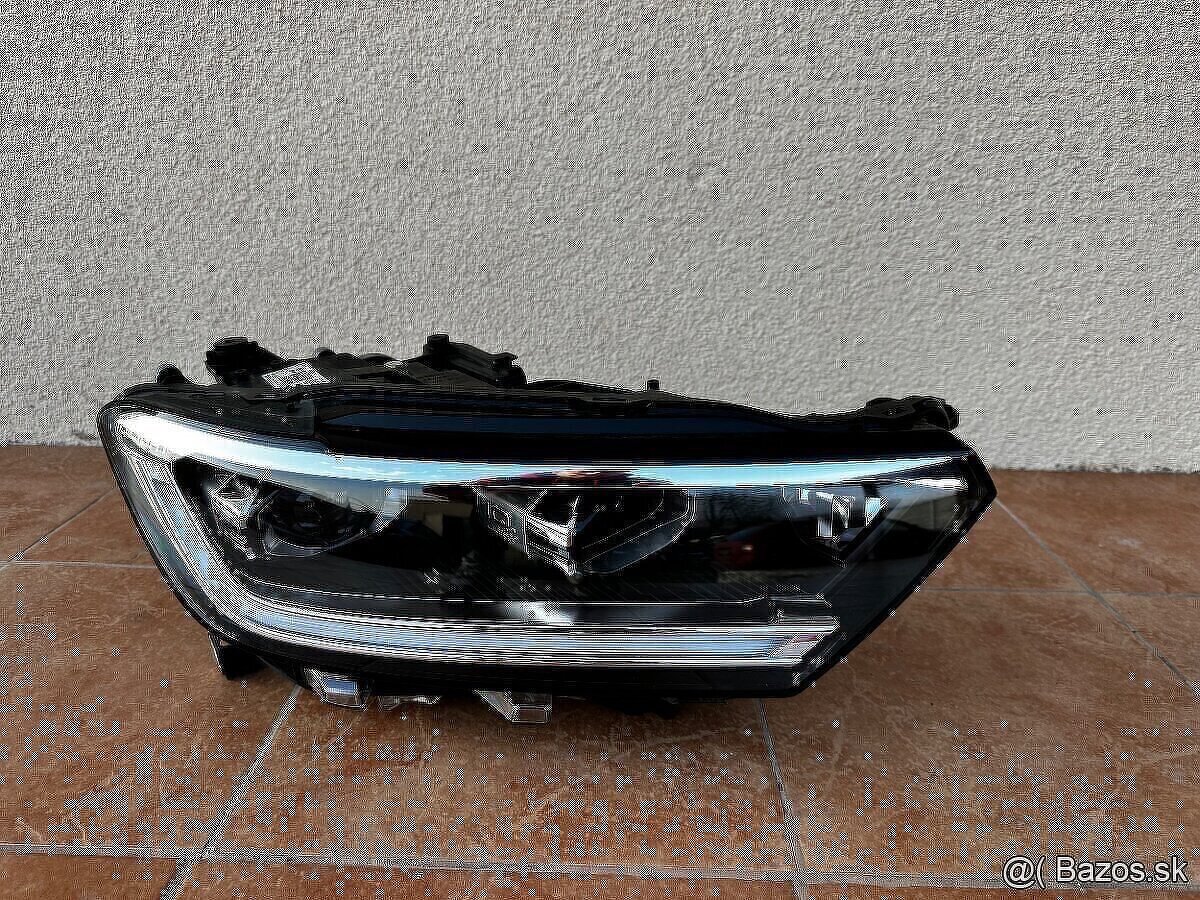 Predám pravé predné svetlo na Vw z-roc iq light