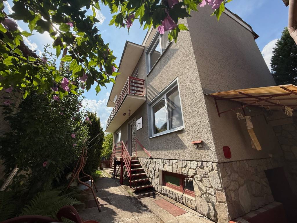 Dva rodinné domy s atmosférou vidieka – Skačany pri Partizán