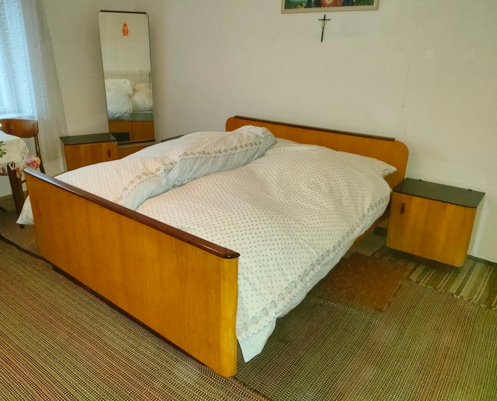 Retro spálňa : manž.posteľ + nočné stolíky