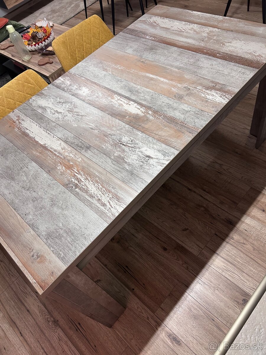 Rozkladací jedálenský stôl