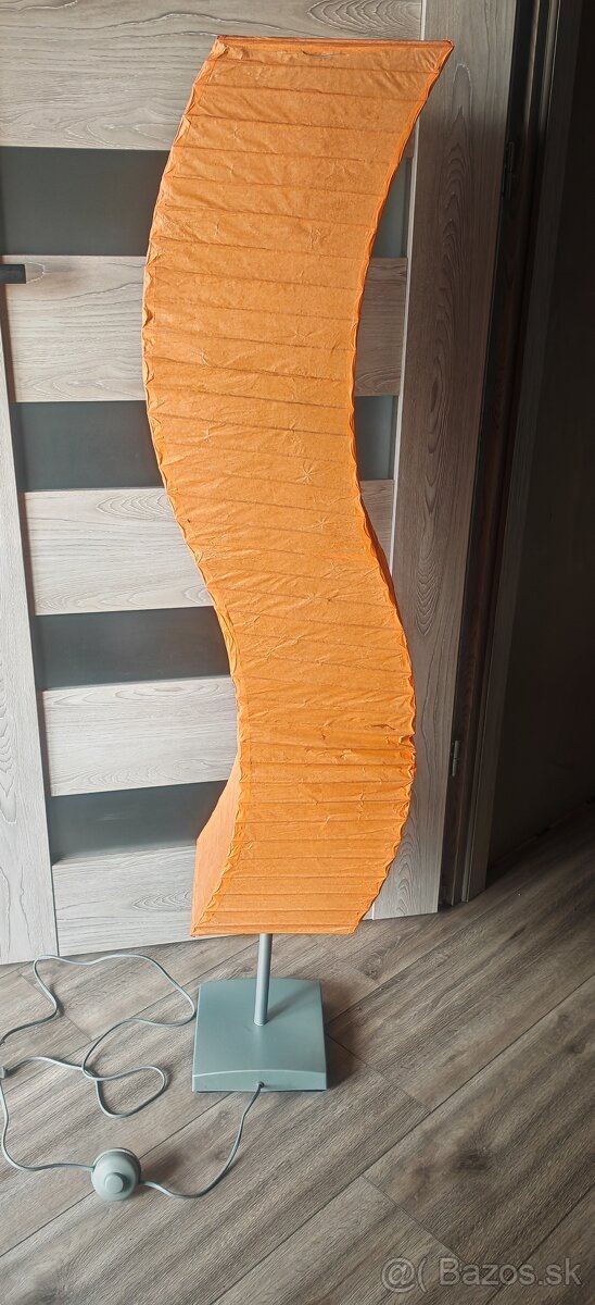 Darujem stojacu lampu