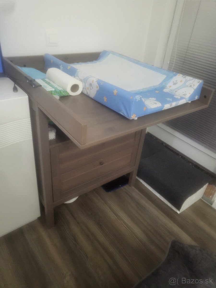 Postieľka a prebaľovací pult