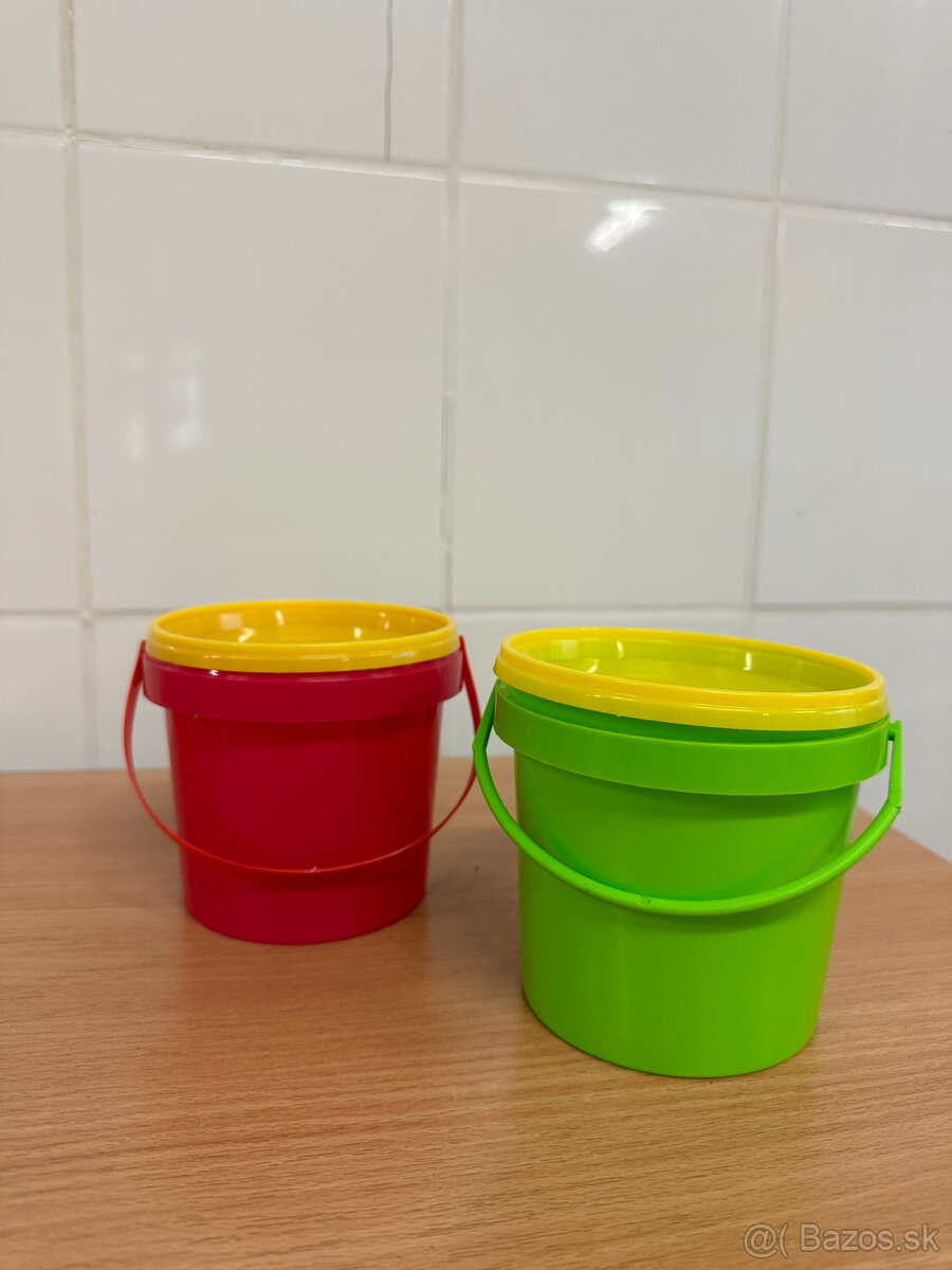 Plastové vedro s viečkom a poistkou s objemom 580ml - celkom