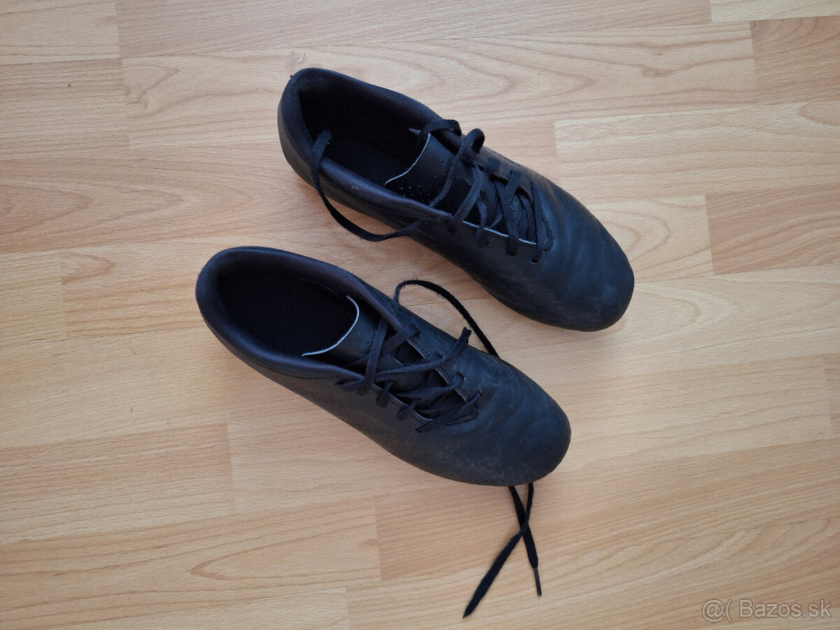 čierne kopačky Adidas