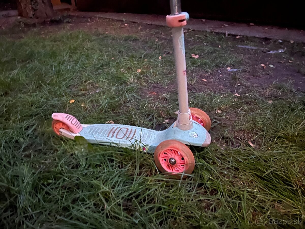 Kolobežka so svetielkujucimi kolieskami