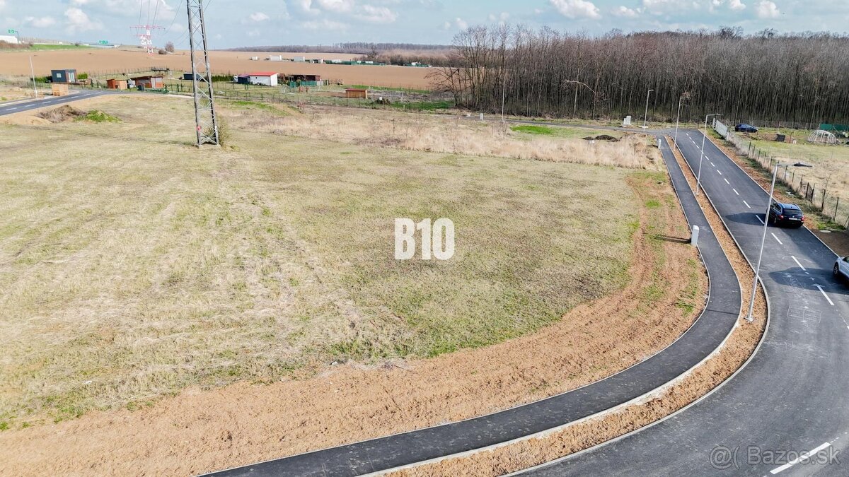 SLNEČNÝ stavebný pozemok V PÁROVSKÝCH HÁJOCH v tichej lokali