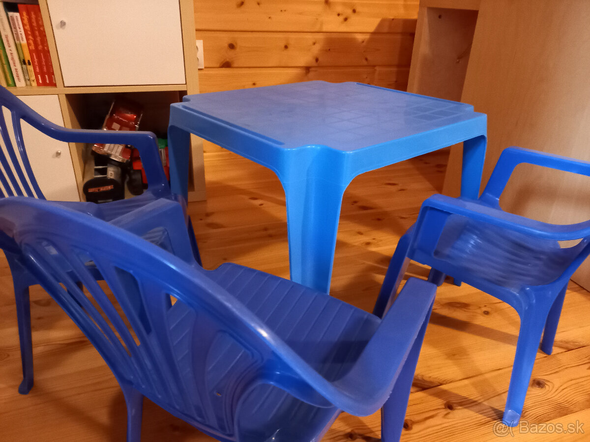 Plastový stolík a 3 stoličky