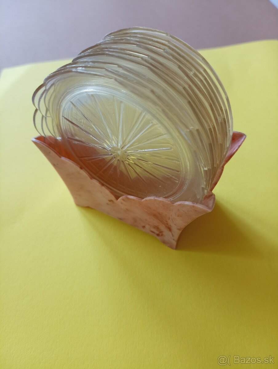 Plastová Tanieriky pod poháre hnedý stojan