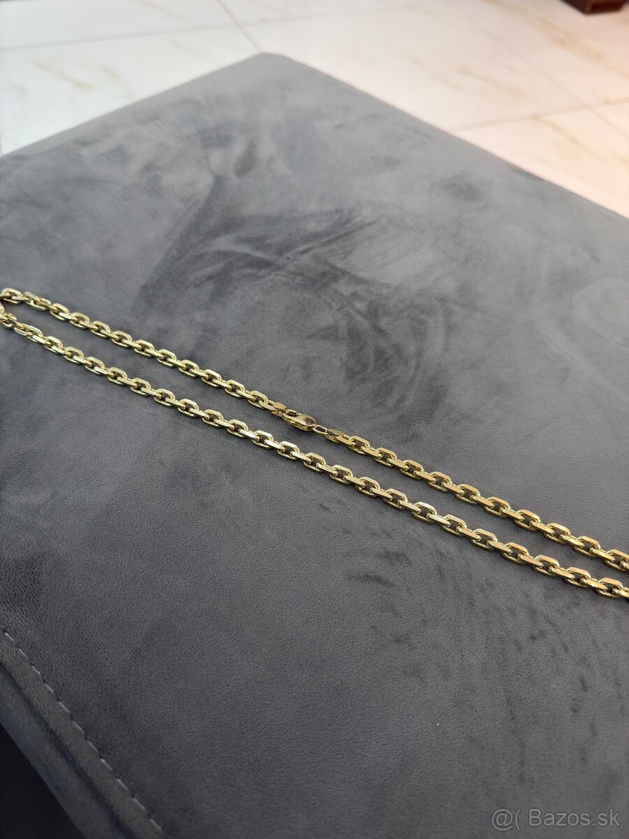 Zlatá retiazka Pilka