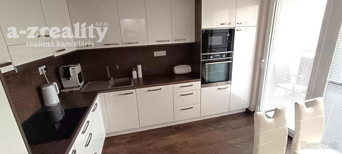 Na predaj zrekonštruovaný veľký 3 izbový byt v Nových Zámkoc