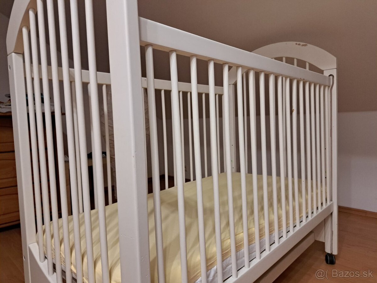 Detská postieľka so sťahovacou bočnicou