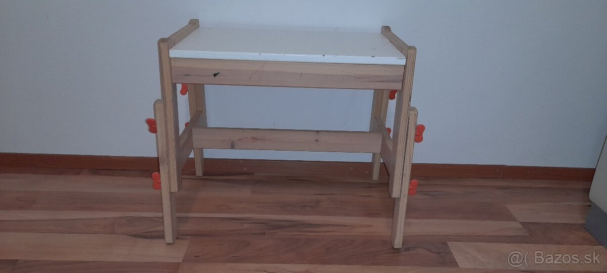 Malý detský rastúci stôl a stolicka