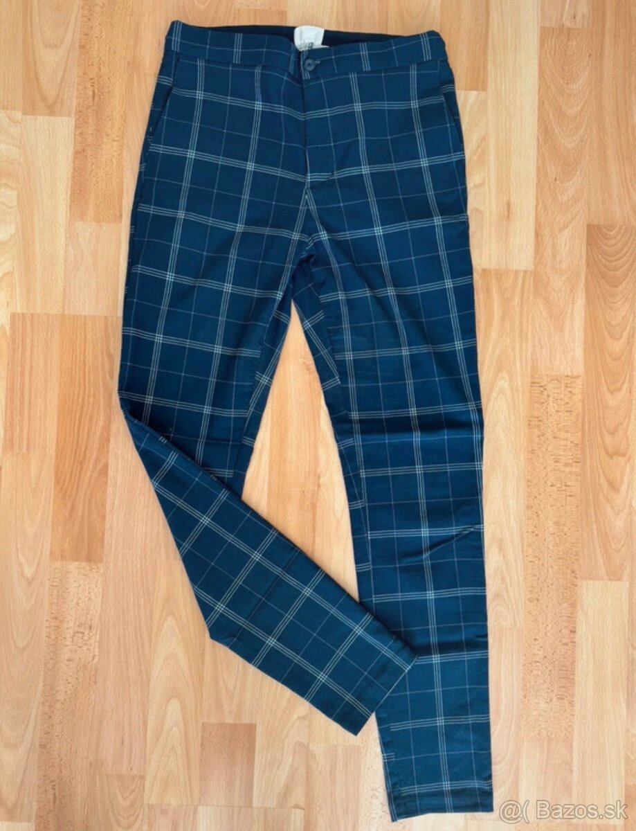 Modré nohavice so vzorom
