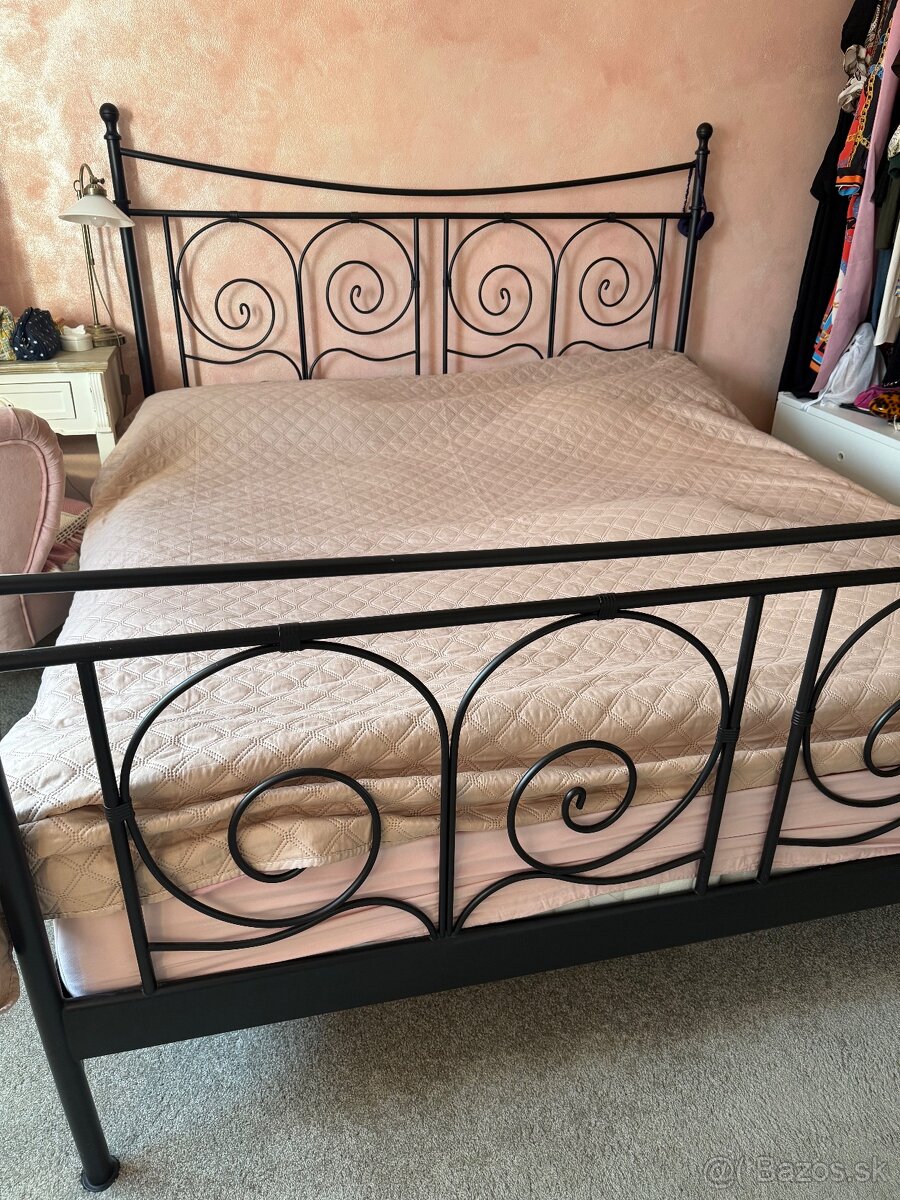 Kovova manzelska postel