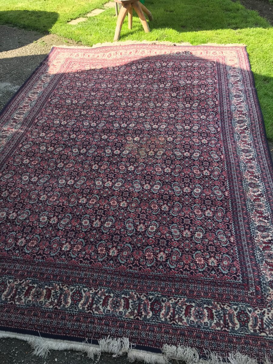 Stary vlneny koberec