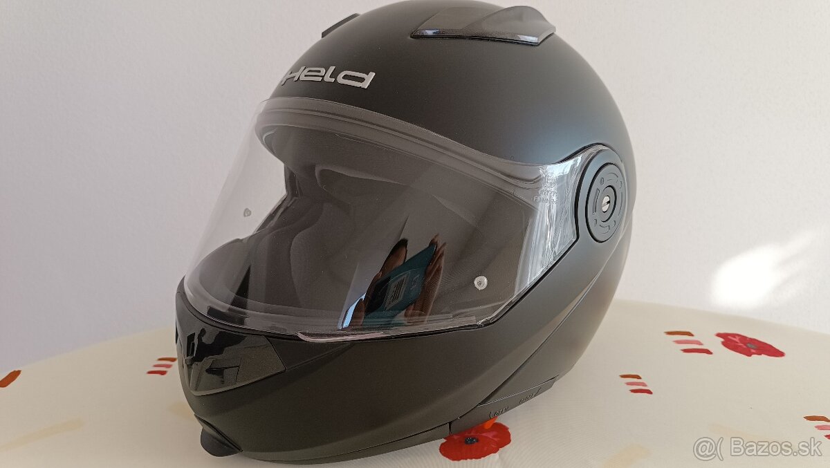 Výklopná prilba na motorku