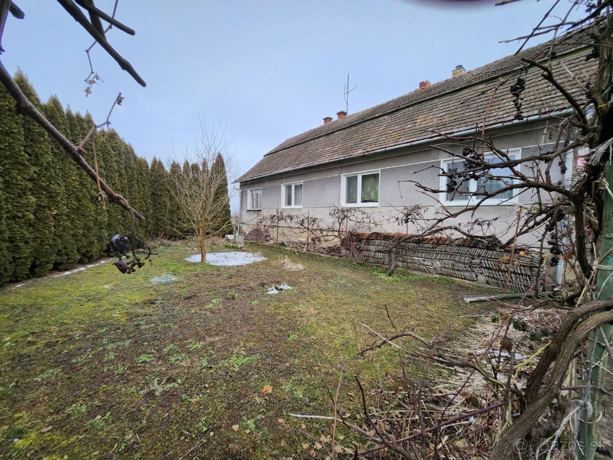 Na predaj starší rd s veľkým pozemkom 2.200 m2, Košeca.