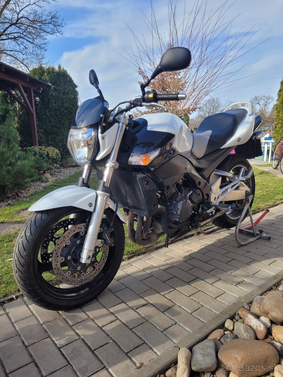 Suzuki gsr 600.