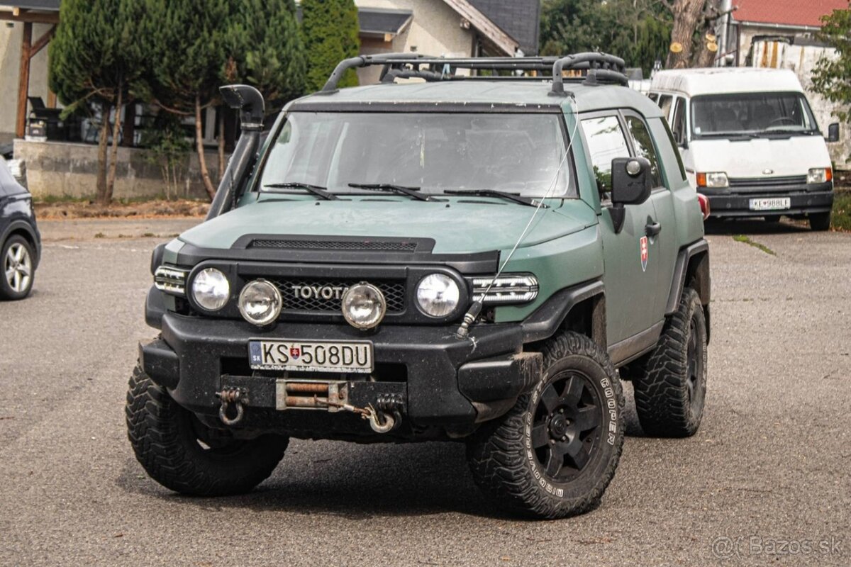 Toyota FJ Cruiser Land