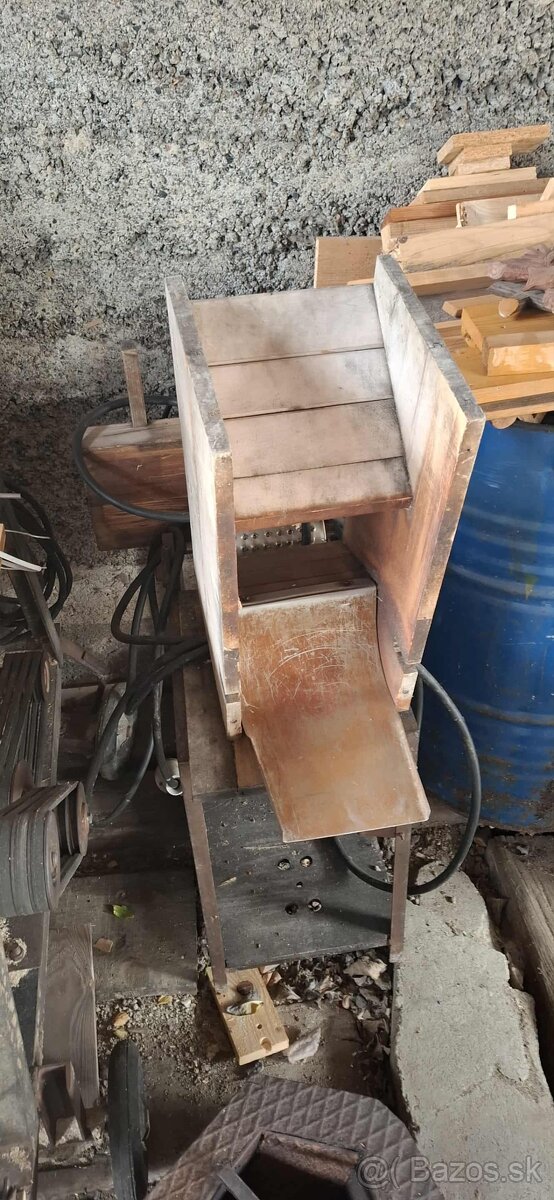 Predám elektrický mlynček na mletie ovocia