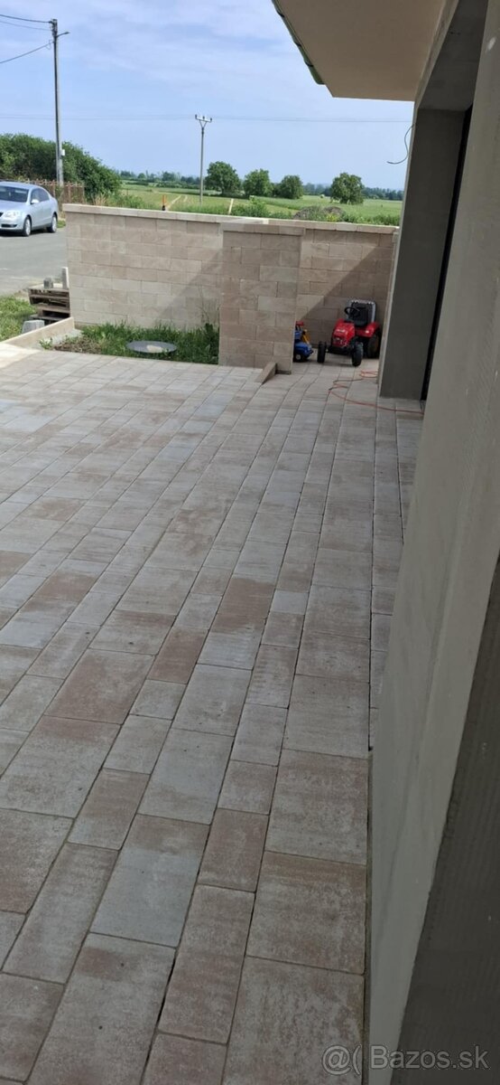 Výstavba plotov a pokládka zámkovej dlazby a podobne