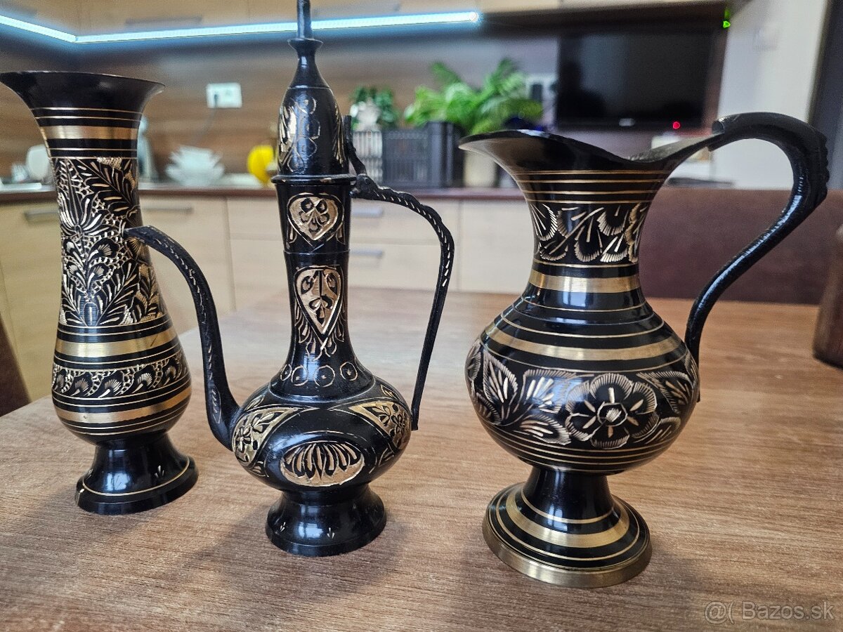 Orientalne dekoračné predmety z vitríny