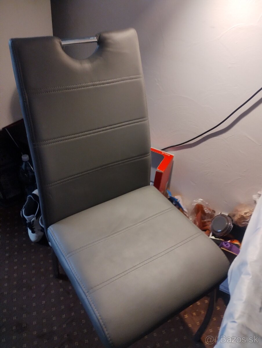 Jedálenská stolička