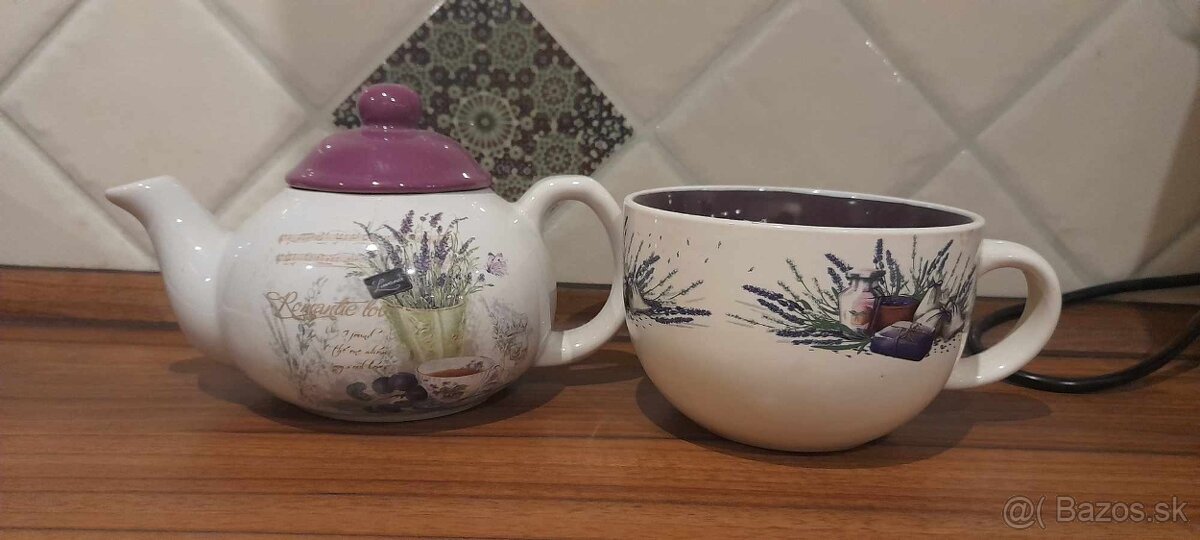 Čajník a šálka s motívom levandule