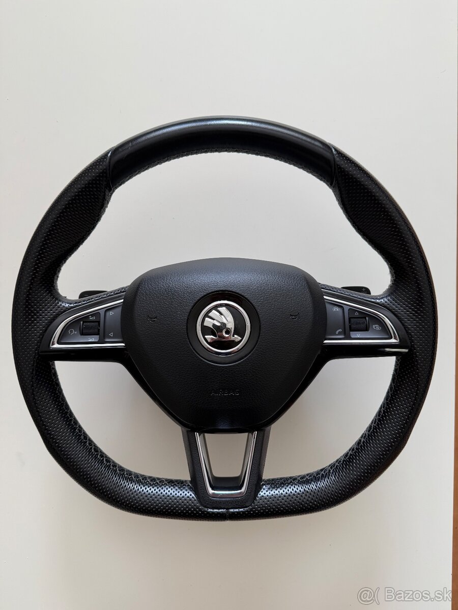 Skosený volant škoda s padlami.