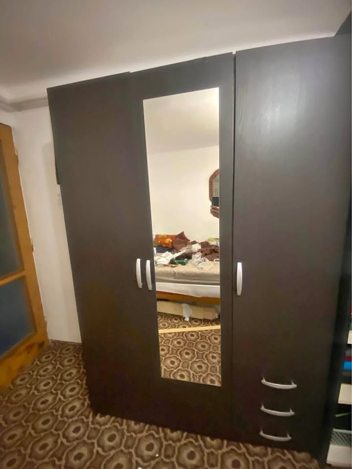3-dverová skriňa s 3 zásuvkami a zrkadlom