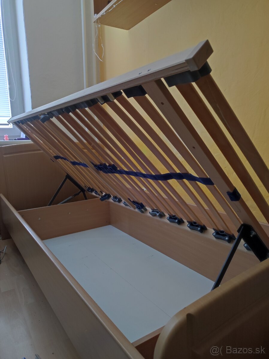 bukový posteľný rám s ukladacím priestorom