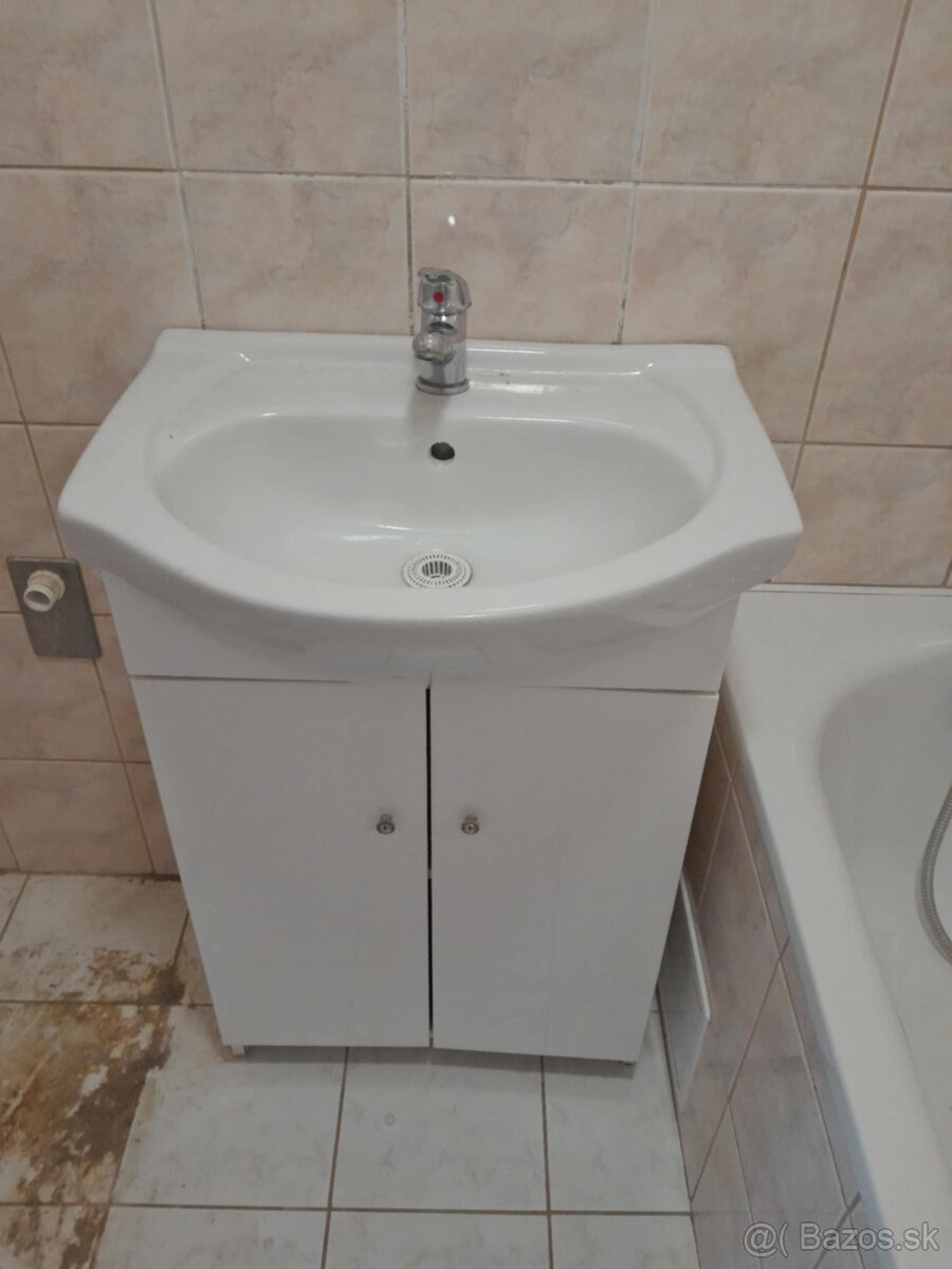 Kúpeľňová skrinka s umývadlom