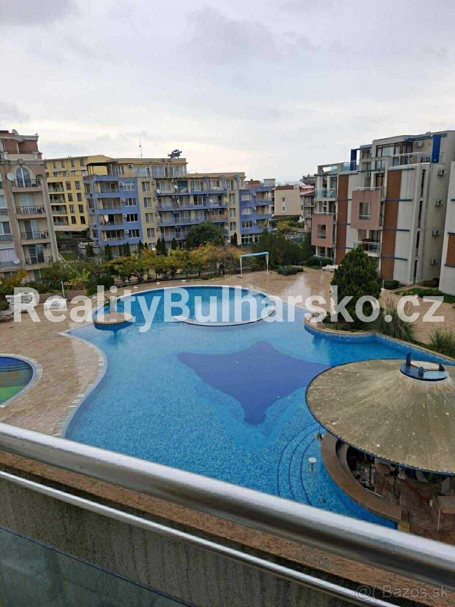 Prostorný apartmán 2+kk s výhledem na bazén 250m od pláže